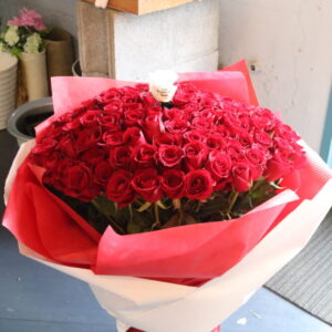 108本の生花のバラの花束（1本は白バラのプリザーブドフラワー） 税込62700円　H70　W45~50