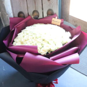 生花の白バラ108本66000円（税込）～