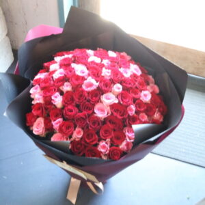 生花ミックスカラーの108本のバラの花束　R70 P38 62000円（税込）